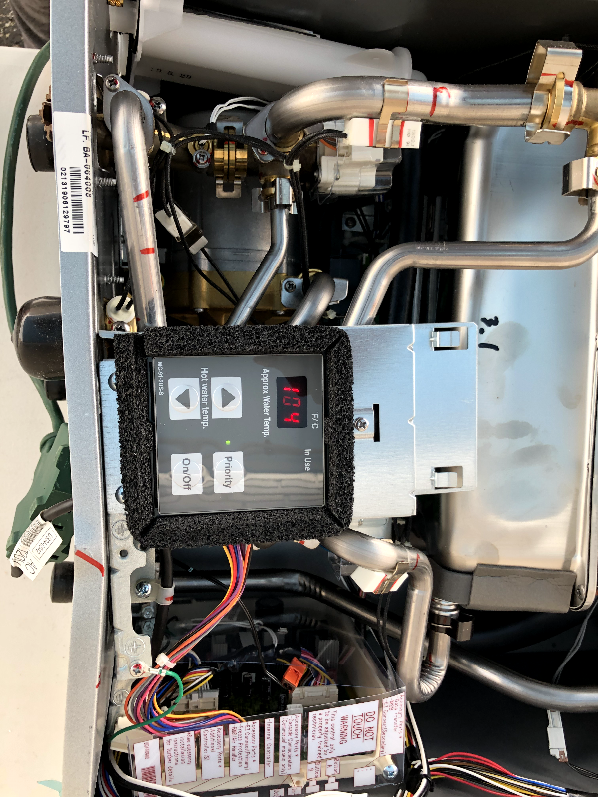 Rinnai RUR199EN Water Heater WITH Dings, Power Tested
