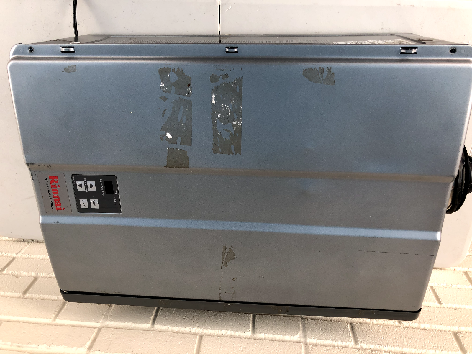 Rinnai RUR160iN Water Heater WITH Dings, Power Tested