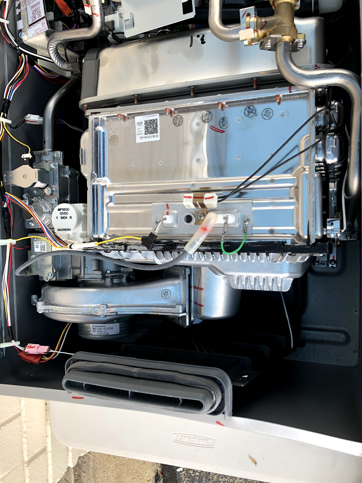 Rinnai RUR199EN Water Heater WITH Dings, Power Tested