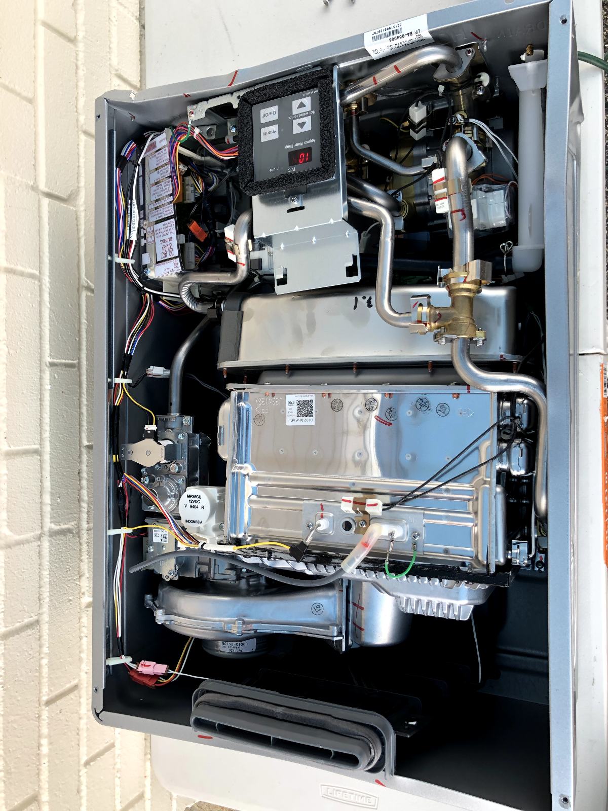 Rinnai RUR199EN Water Heater WITH Dings, Power Tested