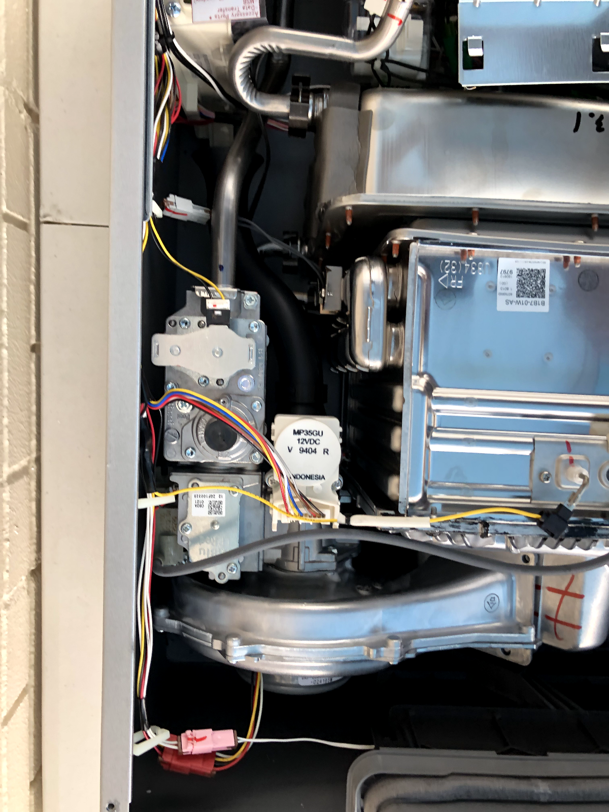 Rinnai RUR199EN Water Heater WITH Dings, Power Tested